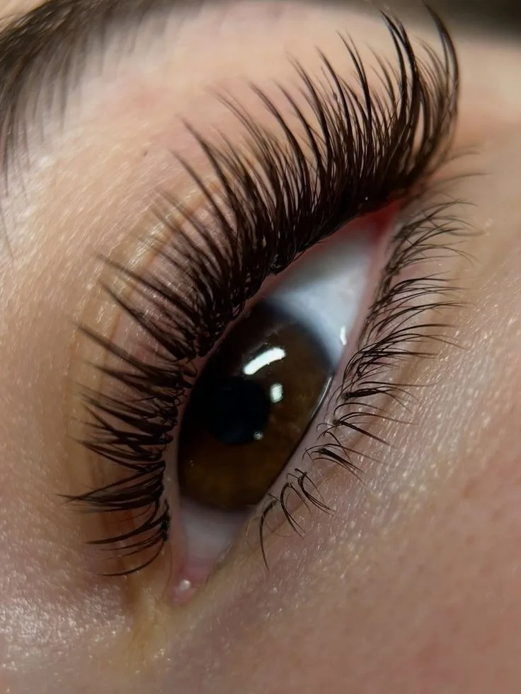 Foto de referencia de la forma de ojo: ojos ascendentes