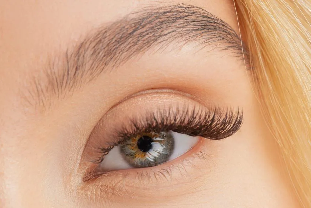 Estilo de extensiones de pestañas Cat Eye — set aplicado, foto de clienta