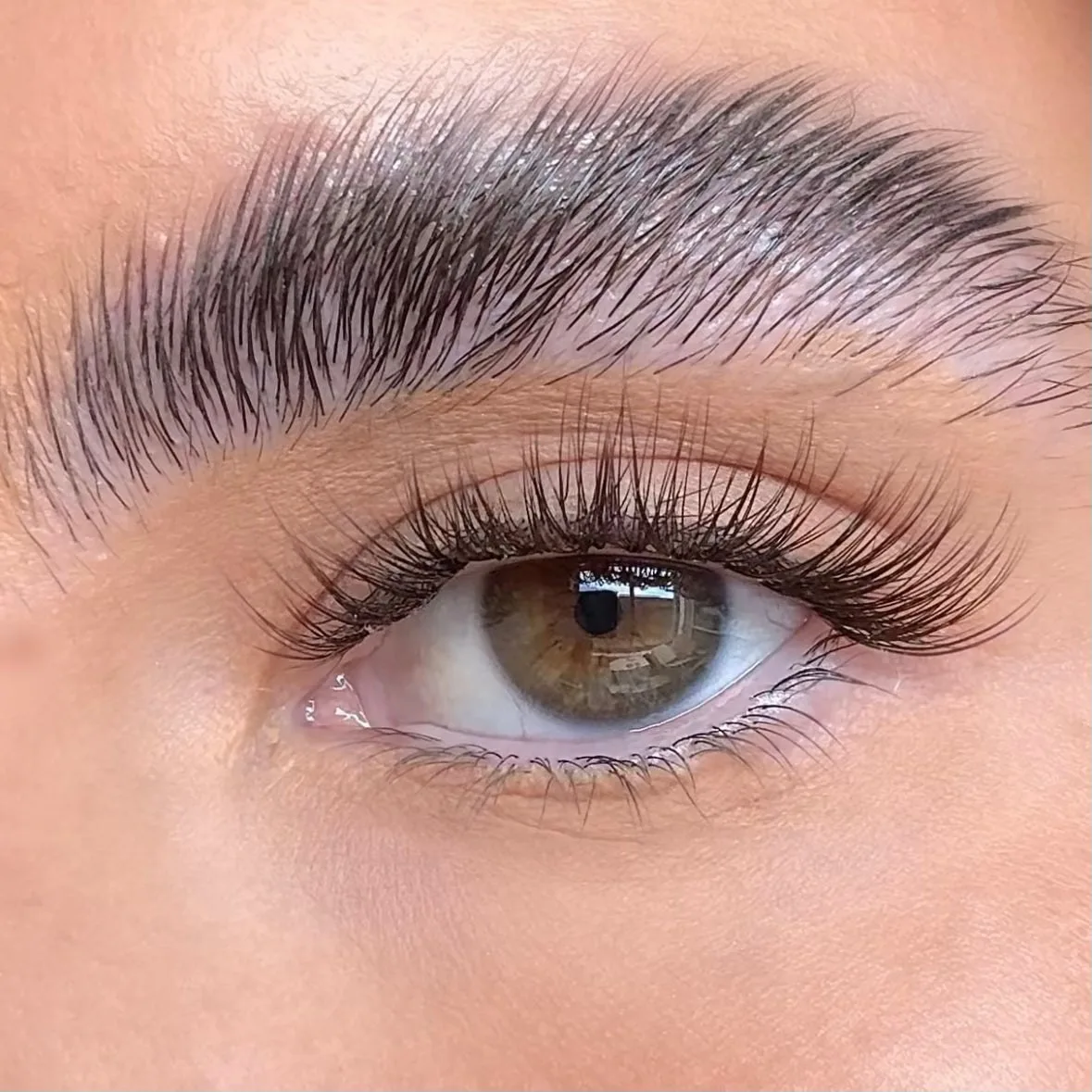 Estilo de extensiones de pestañas Natural — set aplicado, foto de clienta