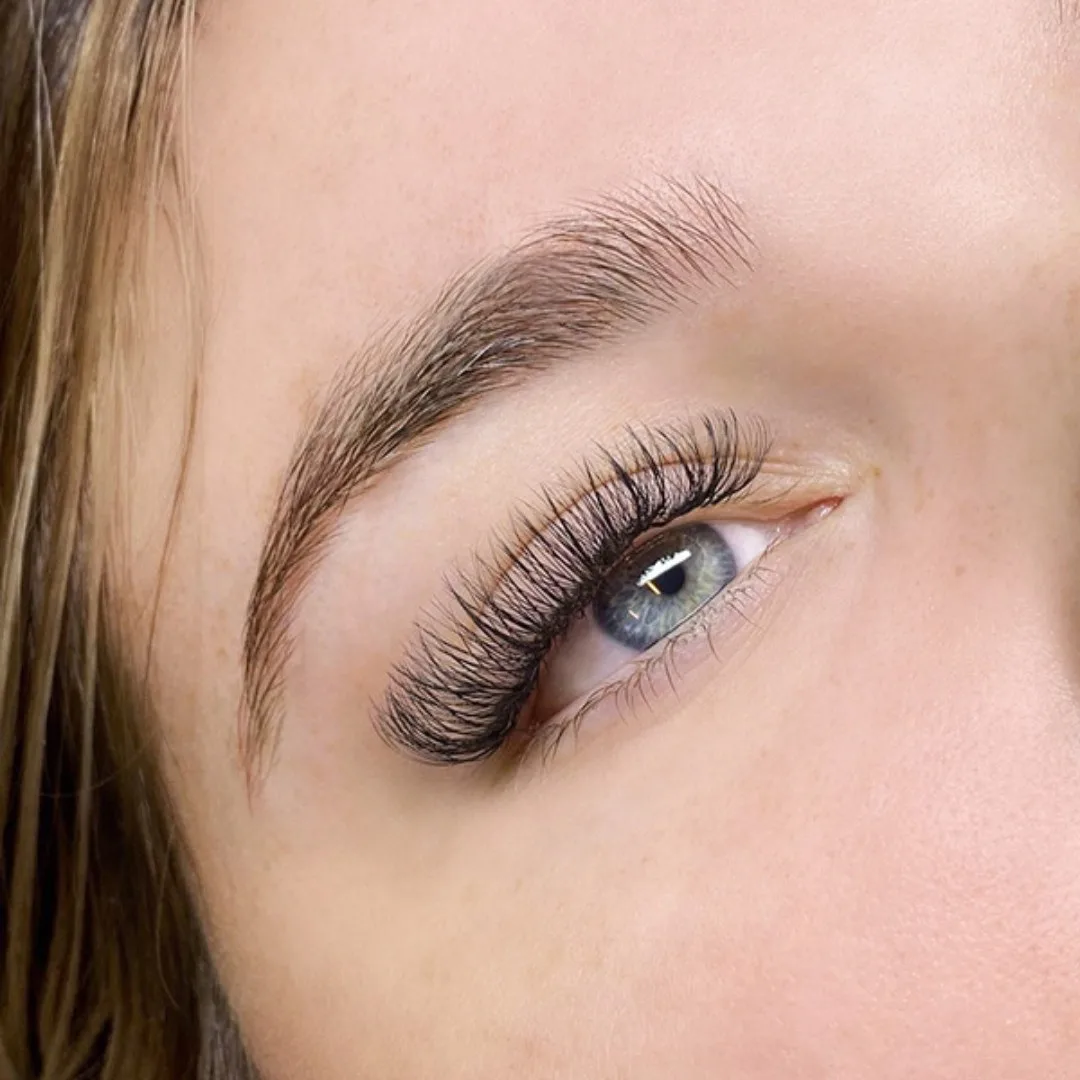 Estilo de extensiones de pestañas Wispy — set aplicado, foto de clienta